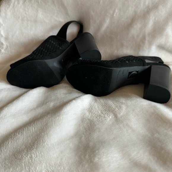 Black mesh designed heels with strap back - Picture 4 of 7